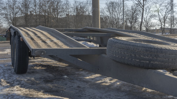 敞篷车拖车供运输车辆出售和疏散失事车辆。大的空的开放的乘用车平台。图片下载