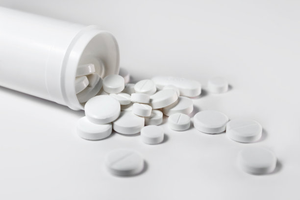 白色的药瓶在白色的背景上。高质量的照片图片下载