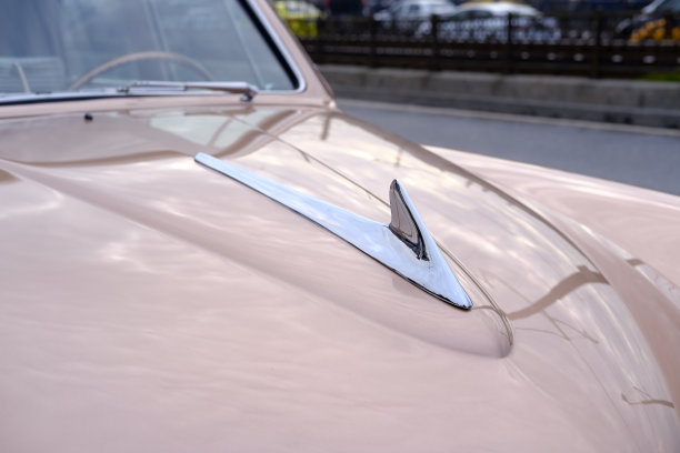 街上一辆美国车的引擎盖细节图片下载