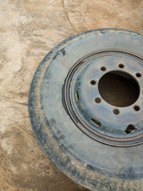 二手卡车轮胎安装在一个黑色轮辋，特写图片下载
