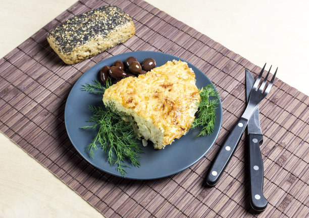 盘子里的砂锅菜、花椰菜和橄榄的特写图片下载