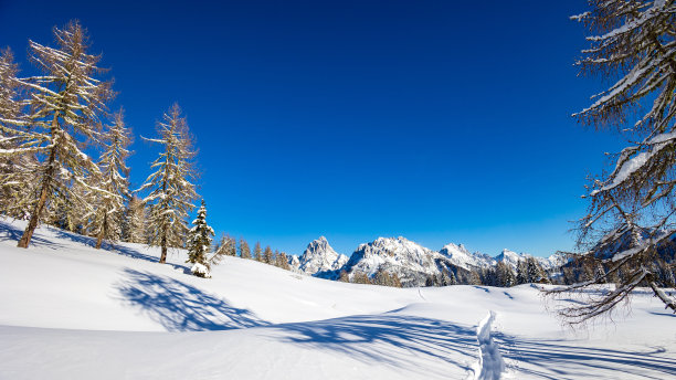 在意大利弗ulii - venezia Giulia的Carnic阿尔卑斯滑雪登山图片下载