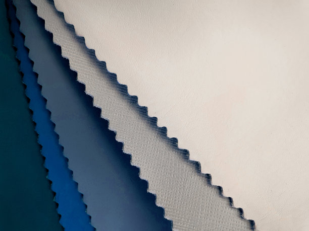用蓝色和白色调拉近人造皮革样品与文字或艺术作品的空间。室内装潢材料背景。皮革样本。图片下载
