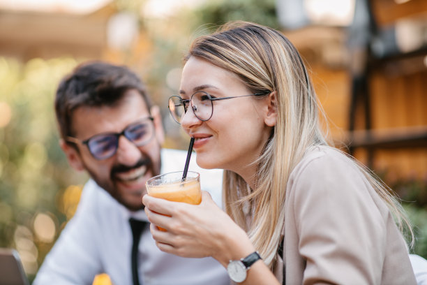 在工作中寻找乐趣图片下载