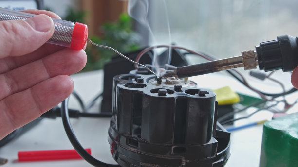 白人男性电气工程师技术员焊丝修理损坏的家用电器设备行使修理权法图片下载