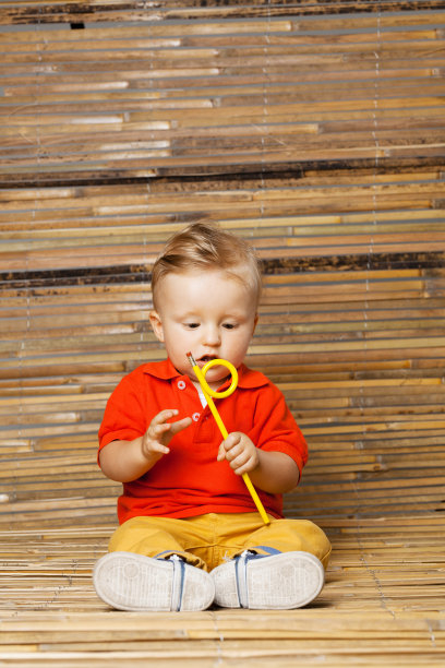 拿着铅笔的男孩图片下载