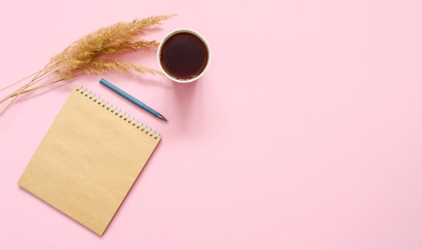 手绘本，粉红色背景的一杯茶。附近有一束干草。素材图片