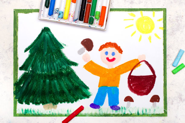 彩绘照片:微笑的男子在森林里采蘑菇图片下载