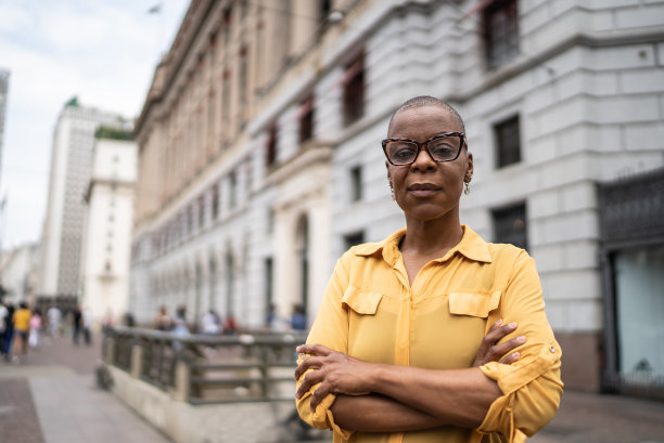 一个成熟的女商人在城市的肖像图片下载