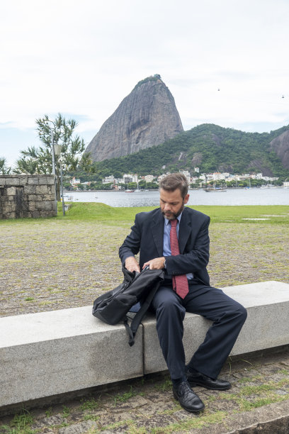 商人打开背包去拿他的笔记本电脑图片下载