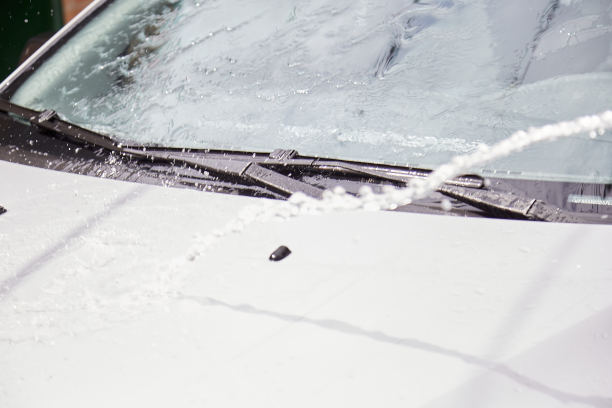 用水压冲洗汽车。例程。爱护你的爱车。近距离图片下载