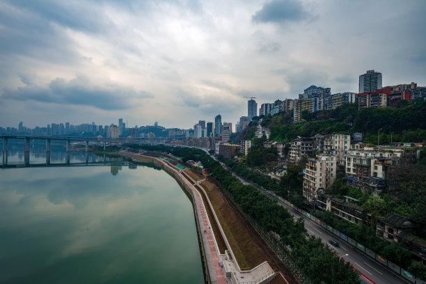 阴天重庆滨江城市的现代建筑和立交桥图片下载