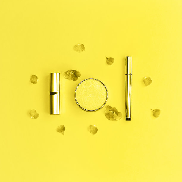 平躺组成与装饰化妆品和花卉色调的流行黄色。平的风格。2021颜色的概念。图片下载
