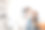 母亲和女儿在家里挂照片和照片。图片下载