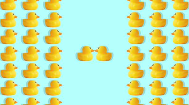 在蓝色的背景上黄色橡皮鸭的图案图片下载