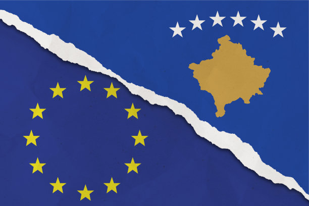 科索沃和欧盟国旗撕破的纸垃圾背景。欧盟与科索沃关系的概念图片下载
