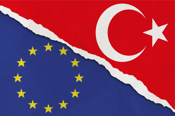 土耳其和欧盟国旗撕破纸垃圾背景。欧盟与土耳其关系的概念图片下载