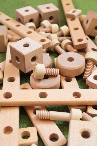 木制螺栓和螺母组装玩具图片下载