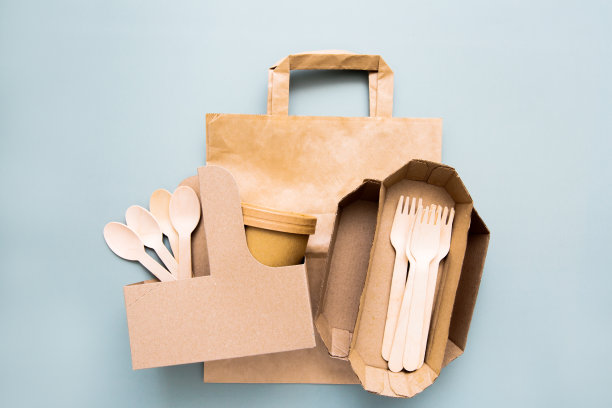 零浪费，环保，一次性，纸板，纸餐具，勺子，叉子在蓝色的背景。从顶部看。生态工艺纸餐具。图片下载