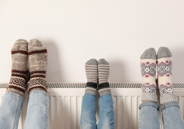 家庭暖腿暖气片靠近白墙，特写图片下载