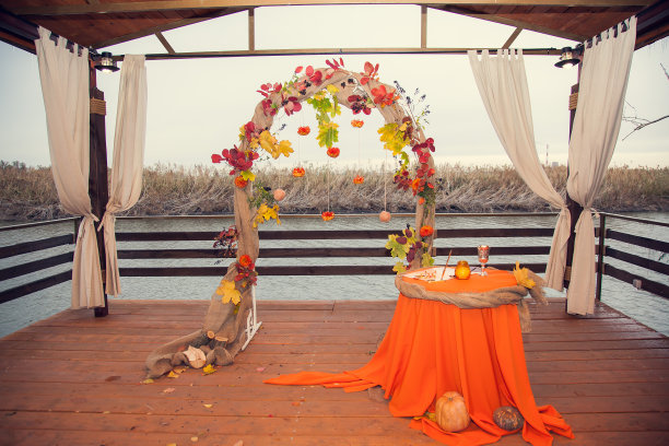 秋日的婚礼装饰以乡村风格拱起，为河岸的婚礼仪式图片下载
