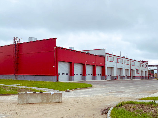 建筑工地上低矮的一层建筑。一座矿山的建设，一个明亮而长的建筑，用于储存建筑材料。工业区域的工厂管理图片下载