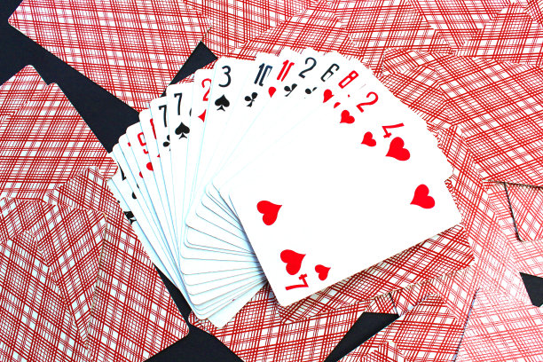 打牌的扇子放在桌子上图片下载