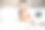 让宝宝在家工作时使用笔记本电脑的女人图片下载