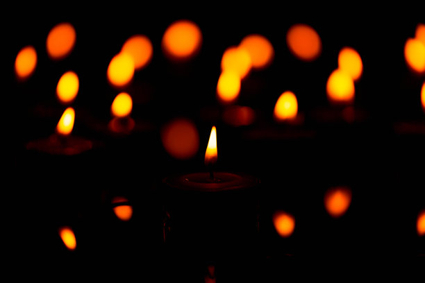 烛光散景光纹理，许多蜡烛燃烧浅景深。图片下载