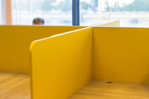 现代办公空间的内部与黄色调的办公桌，员工与笔记本电脑在一个舒适的工作场所的背景，it公司的开放空间与桌子，椅子和房间图片下载