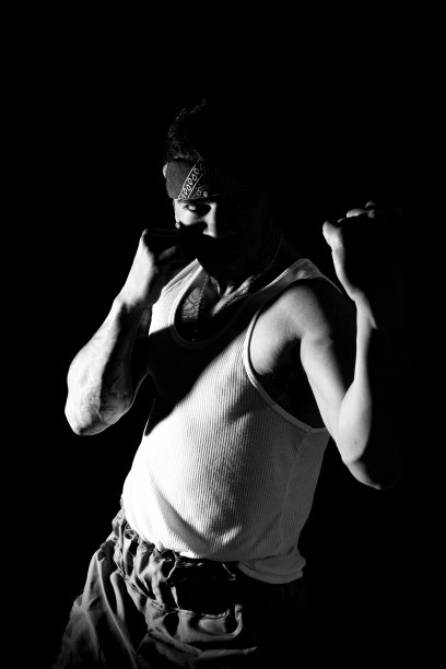 一个年轻人在黑色背景上练习太极拳图片下载