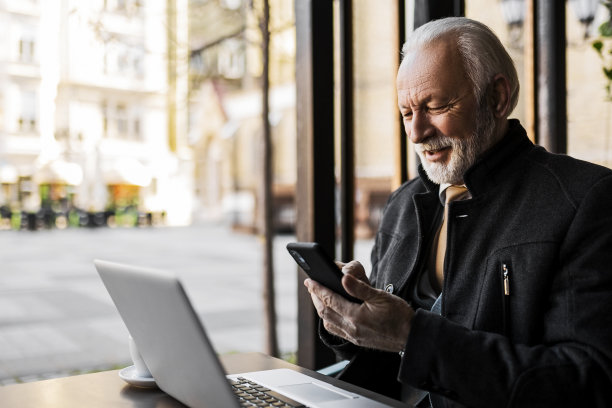 在户外工作的高级商人图片下载