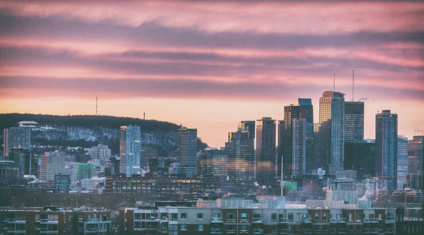 蒙特利尔冬季城市的地平线在黄昏与日落彩云在皇家山图片下载