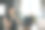 健康的年轻女子在厨房吃苹果，用平板电脑。图片下载