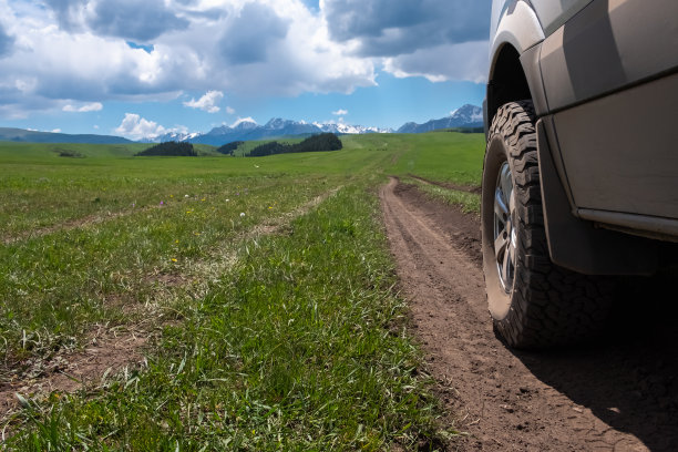 山谷里的四驱车越野车。越野旅行，房车概念之旅。图片下载