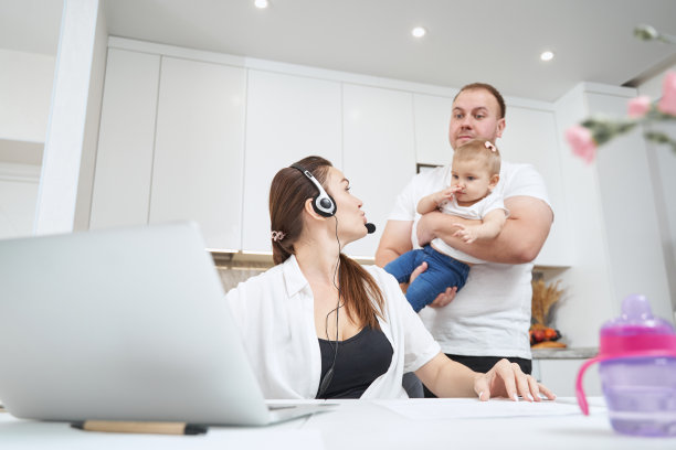 妈妈忙着给宝宝送飞吻图片下载
