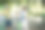 两个好朋友骑着自行车在公园里聊天图片下载