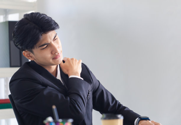 商务男士颈肩痛，年轻白领因办公室综合症而感到肩痛的各种症状，包括颈部发炎、上臂疼痛、身体肌肉有问题等图片下载