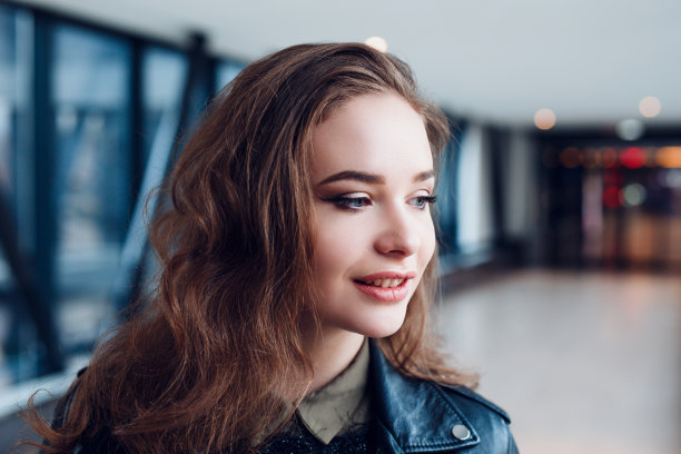 年轻时尚的卷发女人的特写肖像图片下载