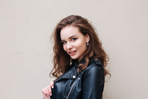 年轻女子的肖像与卷曲的头发在城市图片下载