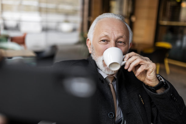 老人在喝咖啡休息时自拍图片下载