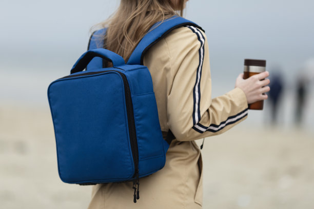 背包和咖啡图片下载