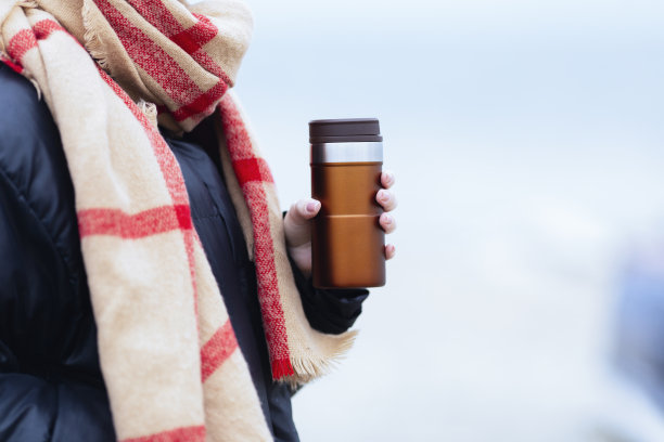 年轻漂亮的女人在喝咖啡图片下载