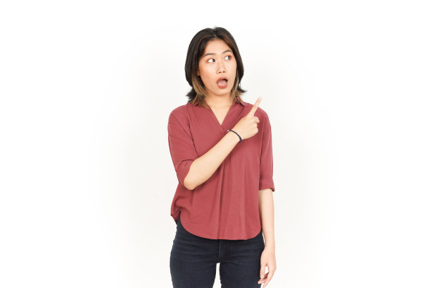 展示产品和指向美丽的亚洲妇女孤立在白色背景图片下载