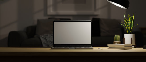 现代黑暗家庭工作台面在客厅与便携式笔记本电脑图片下载