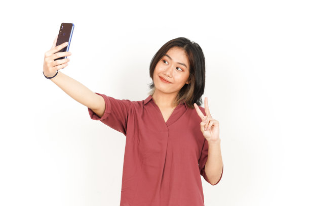 在白色背景下拍摄一张美丽的亚洲女人的自拍图片下载