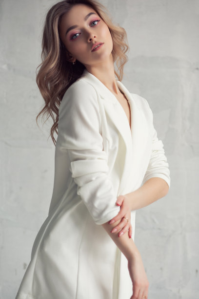 一个美丽的蓝眼睛金发女人的肖像图片下载