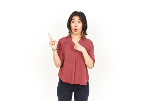 展示产品和指向美丽的亚洲妇女孤立在白色背景图片下载