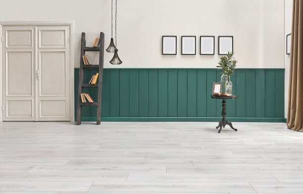 白色和绿色墙壁的室内概念，木制装饰楼梯和书籍风格，灯和框架装饰。图片下载