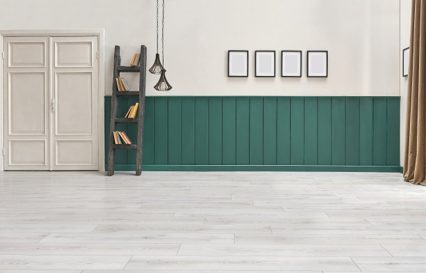 白色和绿色墙壁的室内概念，木制装饰楼梯和书籍风格，灯和框架装饰。图片下载